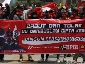 Ribuan Buruh Demo Tolak Omnibus Law ke Istana 2 November