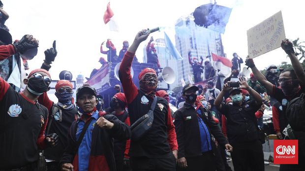 The Labor Alliance period lit a beacon at a demonstration against the bus law in the Arjuna Wiwaha horse statue area, Jakarta, on Thursday, October 22, 2020. CNN Indonesia / Bisma Septalisma