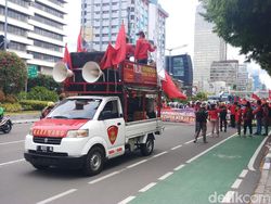 Massa Buruh Tolak Omnibus Law Long March ke Patung Kuda