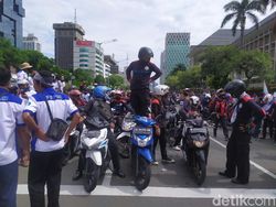 Konvoi Massa Buruh Bermotor Merapat ke Patung Kuda