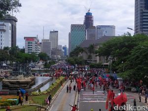 Bundaran HI Arah ke Thamrin Ditutup Imbas Demo Buruh di Patung Kuda Monas