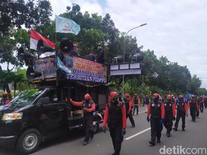 Long March dari Tugu Tani, Massa Buruh Mulai Dekati Patung Kuda Long March dari Tugu Tani, Massa Buruh Mulai Dekati Patung Kuda