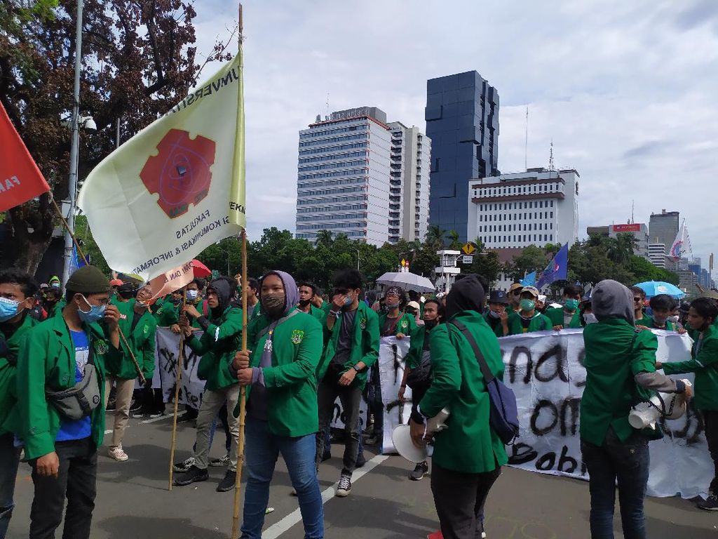 Massa Mahasiswa Merapat ke Patung Kuda Monas, Gabung Demo Buruh
