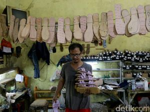 Foto Produksi Sandal Rumahan yang Banjir Pesanan
