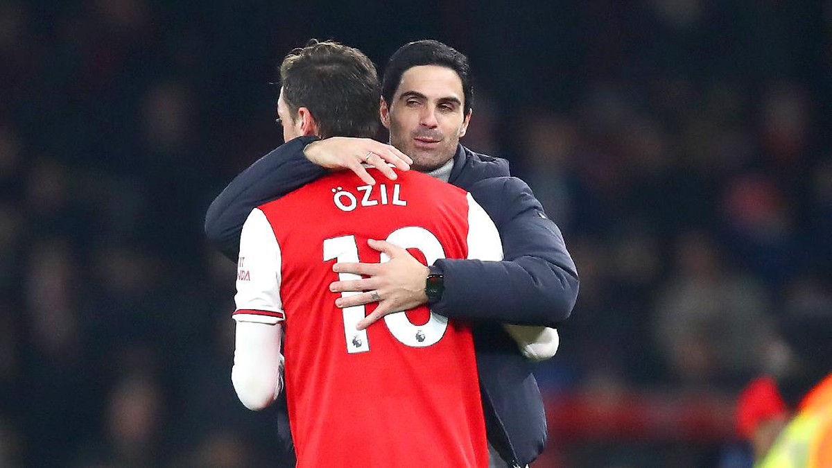 Mikel Arteta disarankan meminta maaf ke Mesut Oezil karena sudah mencoretnya dari tim. (Foto: Getty Images/Julian Finney)