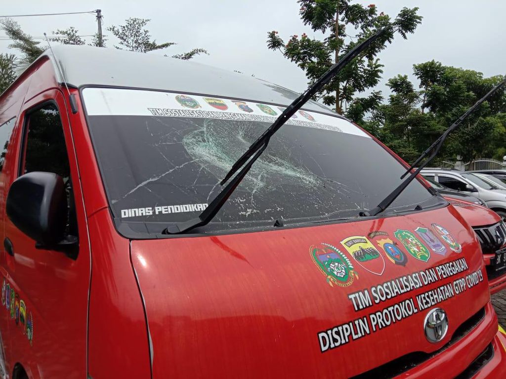 Gubsu Kesal Mobil Satgas Dirusak: Tak PSBB Bukan Berarti Terus Seenaknya! Gubsu Kesal Mobil Satgas Dirusak: Tak PSBB Bukan Berarti Terus Seenaknya!