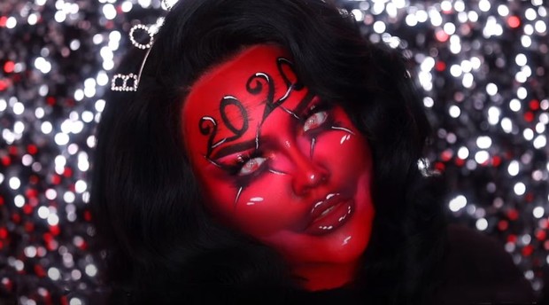 Nikkie Tutorials dalam video makeup terbarunya/Foto: Youtube/nikkietutorials Inspirasi makeup halloween 2020