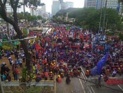 Tambah Ramai, Penampakan Massa Buruh di Patung Kuda Monas Pukul 15.30 WIB