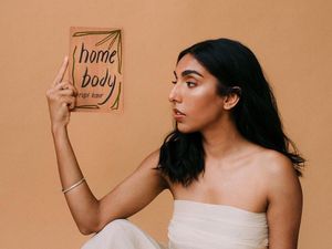 Penyair InstaPoet Rupi Kaur Rilis Buku Puisi Home Body di 17 November Penyair InstaPoet Rupi Kaur Rilis Buku Puisi Home Body di 17 November