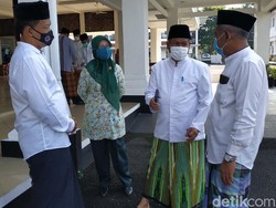 Peringati Hari Santri, ASN Pacitan Pakai Kostum Muslim Saat Bekerja