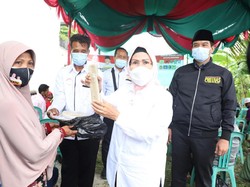 Kampanye di Pontang, Ratu Tatu Dihadiahi Makanan Khas Bontot