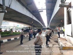 Polisi Bersiaga di Flyover Kuningan Jaksel Antisipasi Pendemo