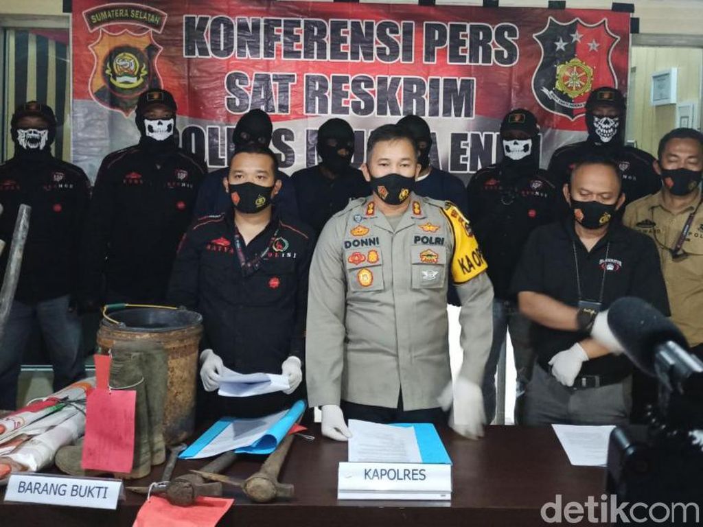 11 Orang Tewas Tertimbun Tambang di Sumsel, 3 Orang Jadi Tersangka 11 Orang Tewas Tertimbun Tambang di Sumsel, 3 Orang Jadi Tersangka