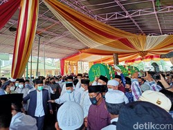 Proses Pemakaman KH Abdullah Syukri Zarkasyi