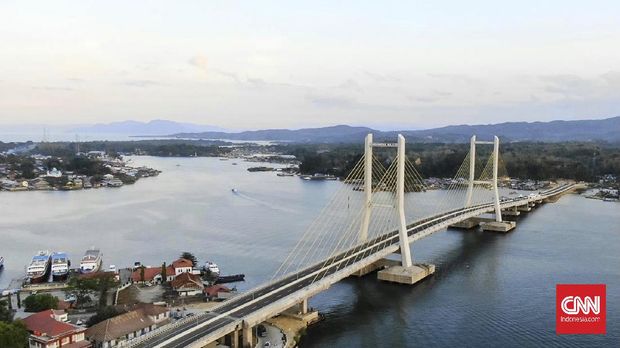 Presiden Jokowi meresmikan Jembatan Teluk Kendari, Kamis (22/10).