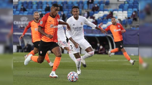 Shakhtar's Tete, left, and Real Madrid's Eder Militao challenge for the ball during the Champions League, group B soccer match between Real Madrid and Shakhtar Donetsk at Alfredo di Stefano stadium in Madrid, Spain, Wednesday, Oct. 21, 2020. (AP Photo/Manu Fernandez)