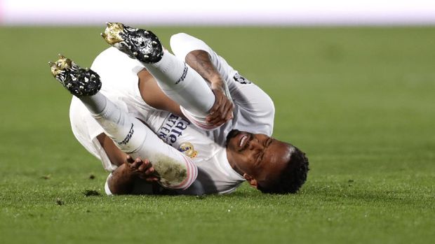 Real Madrid's Eder Militao lies on the pitch in pain during the Champions League, group B soccer match between Real Madrid and Shakhtar Donetsk at Alfredo di Stefano stadium in Madrid, Spain, Wednesday, Oct. 21, 2020. (AP Photo/Manu Fernandez)