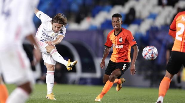 Real Madrid's Luka Modric scores his side's opening goal during the Champions League, group B soccer match between Real Madrid and Shakhtar Donetsk at Alfredo di Stefano stadium in Madrid, Spain, Wednesday, Oct. 21, 2020. (AP Photo/Manu Fernandez)