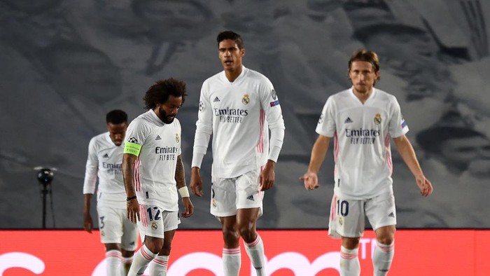 MADRID, SPAIN - OCTOBER 21: Marcelo of Real Madrid and teammates look dejected after conceding a third goal during the UEFA Champions League Group B stage match between Real Madrid and Shakhtar Donetsk at Estadio Alfredo Di Stefano on October 21, 2020 in Madrid, Spain. The game will be played behind closed doors as a COVID-19 precaution.  (Photo by Denis Doyle/Getty Images)