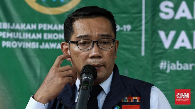Gubernur Jawa Barat, Ridwan Kamil saat meninjau proses kesiapan Puskesmas Tapos dalam menyiapkan prosedur vaksinasi Covid-19 di Depok, Jawa Barat. CNN Indonesia/Andry Novelino