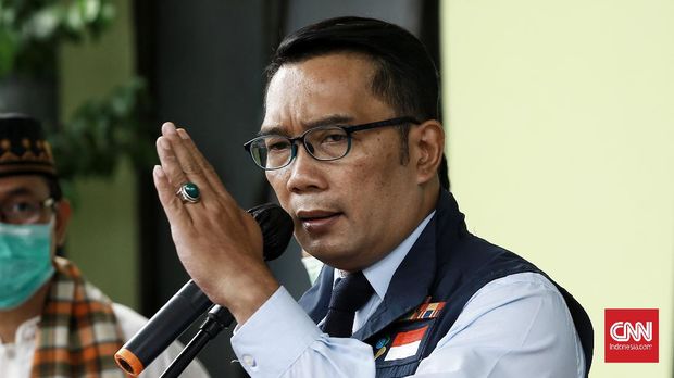 Gubernur Jawa Barat, Ridwan Kamil saat meninjau proses kesiapan Puskesmas Tapos dalam menyiapkan prosedur vaksinasi Covid-19 di Depok, Jawa Barat. CNN Indonesia/Andry Novelino