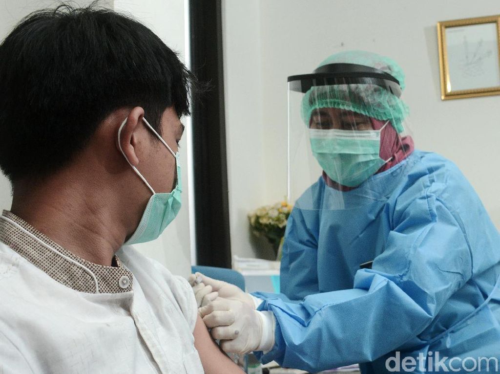 Epidemiolog UI Kritisi Rentang Usia Penerima Vaksin Corona di RI Epidemiolog UI Kritisi Rentang Usia Penerima Vaksin Corona di RI