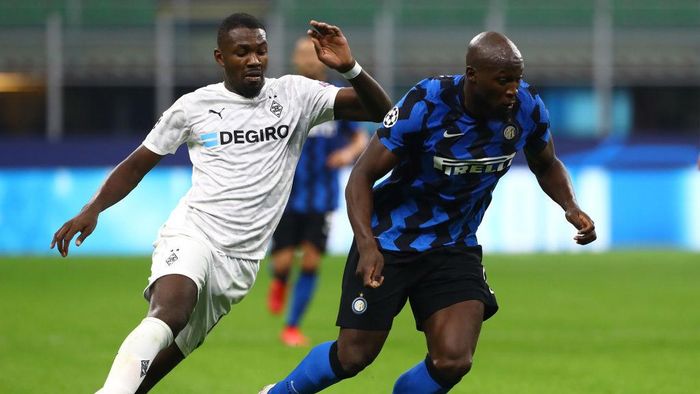 Romelu Lukaku MILAN, ITALY - OCTOBER 21: Romelu Lukaku (R) of FC Internazionale competes for the ball with Marcus Thuram (L) of Borussia Monchengladbach during the UEFA Champions League Group B stage match between FC Internazionale and Borussia Moenchengladbach at Stadio Giuseppe Meazza on October 21, 2020 in Milan, Italy. (Photo by Marco Luzzani/Getty Images)