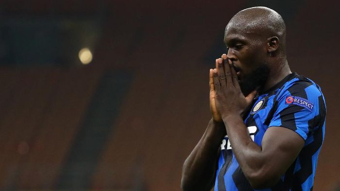 Romelu Lukaku MILAN, ITALY - OCTOBER 21: Romelu Lukaku of FC Internazionale reacts to a missed chance during the UEFA Champions League Group B stage match between FC Internazionale and Borussia Moenchengladbach at Stadio Giuseppe Meazza on October 21, 2020 in Milan, Italy. (Photo by Marco Luzzani/Getty Images)