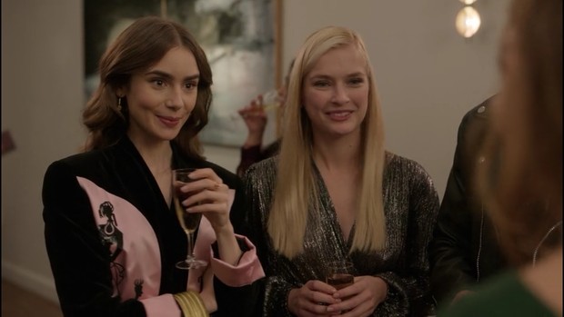 Emily memilih menggunakan blazer hitam dengan panel pink dan heels emas yang mengesankan dan Camille berdandan dengan mengenakan dress silver yang simple tapi tampilannya elegan.