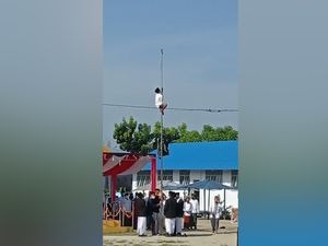 Video Seorang Anak Panjat Tiang Bendera di Tengah Upacara Hari Santri