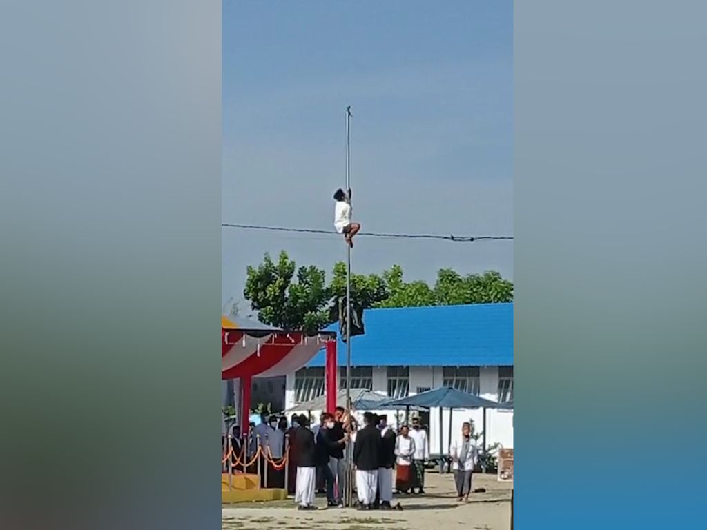 Santri Panjat Tiang Bendera saat Upacara di Gorontalo Santri Panjat Tiang Bendera saat Upacara di Gorontalo
