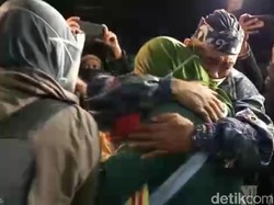 Campur Aduk Kebahagiaan Ayah Saat Lihat Trena-Treni Berjumpa