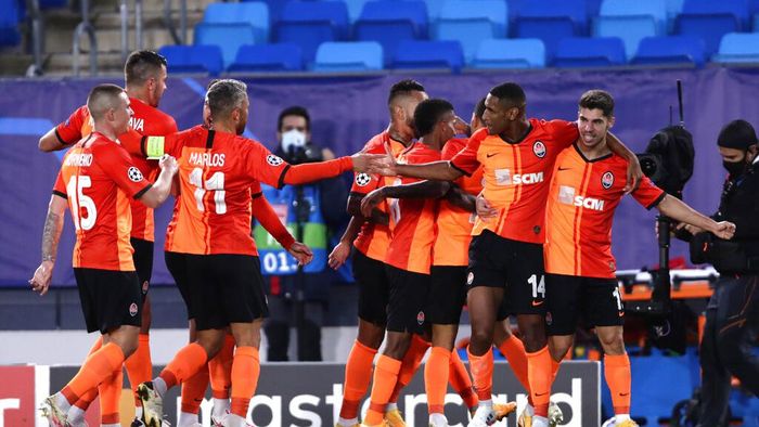 Shakhtar Donetsk Shakhtars Tete, second right, celebrates after scoring his sides opening goal during the Champions League, group B soccer match between Real Madrid and Shakhtar Donetsk at Alfredo di Stefano stadium in Madrid, Spain, Wednesday, Oct. 21, 2020. (AP Photo/Manu Fernandez)