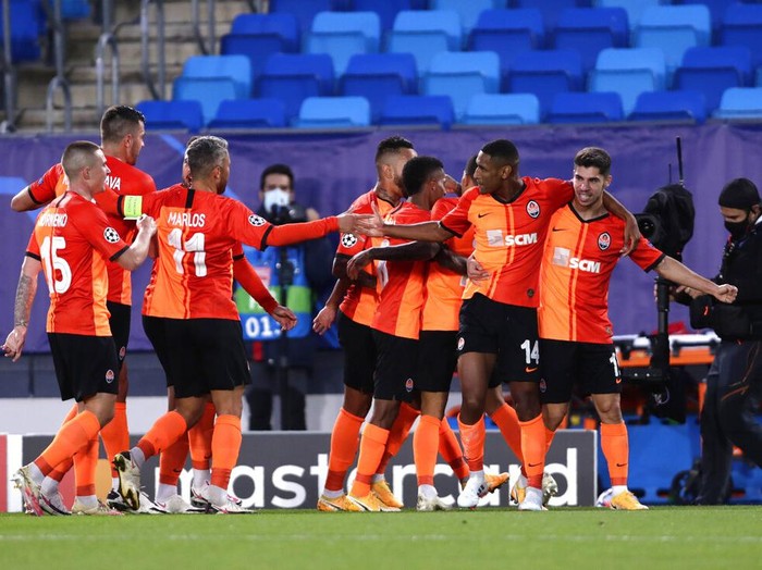 Shakhtars Tete, second right, celebrates after scoring his sides opening goal during the Champions League, group B soccer match between Real Madrid and Shakhtar Donetsk at Alfredo di Stefano stadium in Madrid, Spain, Wednesday, Oct. 21, 2020. (AP Photo/Manu Fernandez)