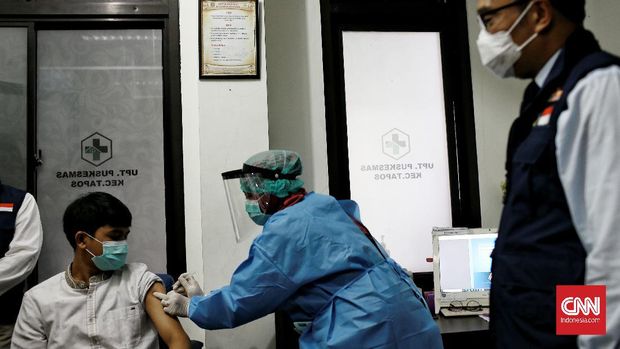 Puskesmas Tapos gelar simulasi alur vaksinasi covid-19. Depok,  Kamis (22/10/2020). Gubernur Jawa Barat, Ridwan Kamil meninjau proses kesiapan Puskesmas Tapos dalam menyiapkan prosedur vaksinasi Covid-19 di Depok, Jawa Barat. CNN Indonesia/Andry Novelino