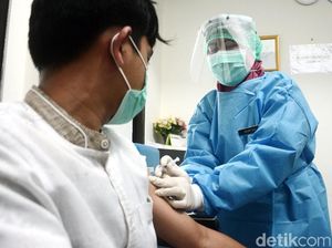 Media Asing Soroti Kelompok Pertama yang Terima Vaksin COVID-19 di Indonesia Media Asing Soroti Kelompok Pertama yang Terima Vaksin COVID-19 di Indonesia