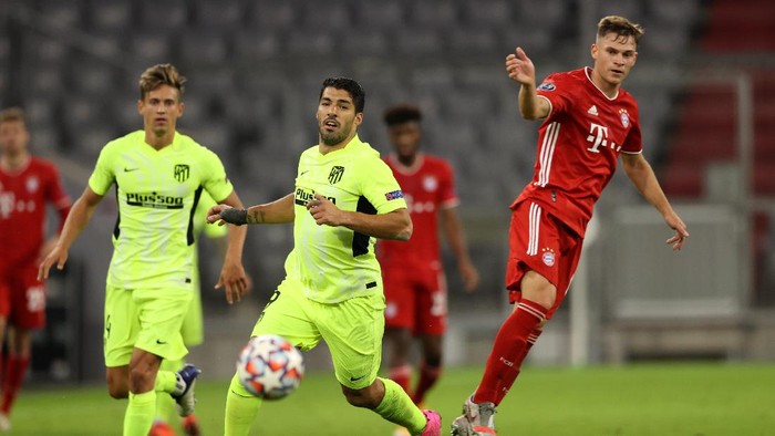 MUNICH, GERMANY - OCTOBER 21: Joshua Kimmich of FC Bayern Munich battles for possession with Luis Suarez of Atletico de Madrid during the UEFA Champions League Group A stage match between FC Bayern Muenchen and Atletico Madrid at Allianz Arena on October 21, 2020 in Munich, Germany. The game will be played behind closed doors as a COVID-19 precaution. (Photo by Alexander Hassenstein/Getty Images)