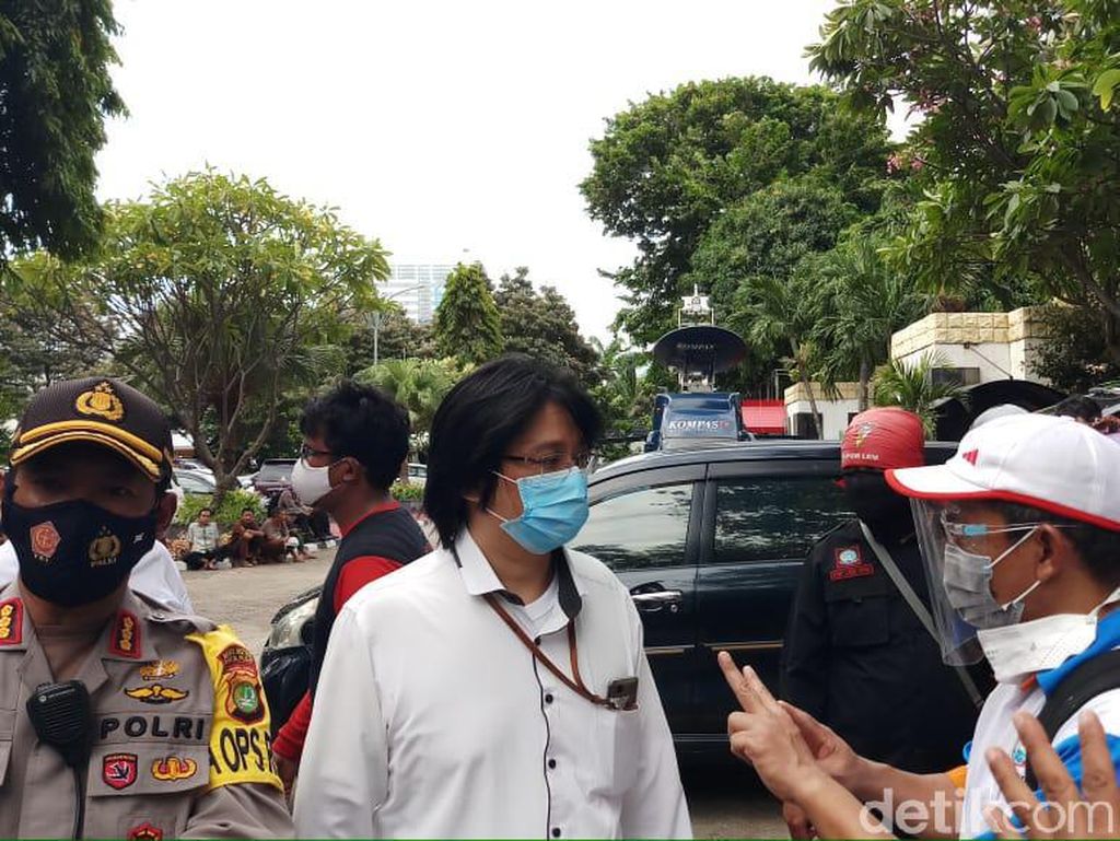 Massa Buruh Tolak UU Ciptaker Mediasi dengan Perwakilan KSP Massa Buruh Tolak UU Ciptaker Mediasi dengan Perwakilan KSP