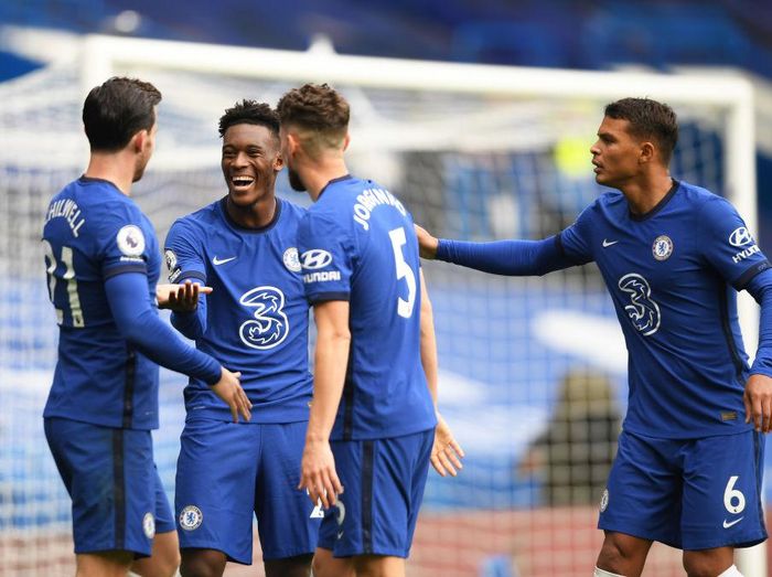 Thiago Silva LONDON, ENGLAND - OCTOBER 03: Ben Chilwell of Chelsea celebrates with teammates Callum Hudson-Odoi, Jorginho and Thiago Silva after scoring his sides first goal during the Premier League match between Chelsea and Crystal Palace at Stamford Bridge on October 03, 2020 in London, England. Sporting stadiums around the UK remain under strict restrictions due to the Coronavirus Pandemic as Government social distancing laws prohibit fans inside venues resulting in games being played behind closed doors. (Photo by Mike Hewitt/Getty Images)