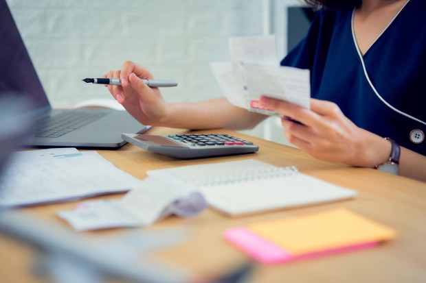 Gunakan aplikasi dan memanfaatkan teknologi agar membuat pekerjaan lebih mudah.