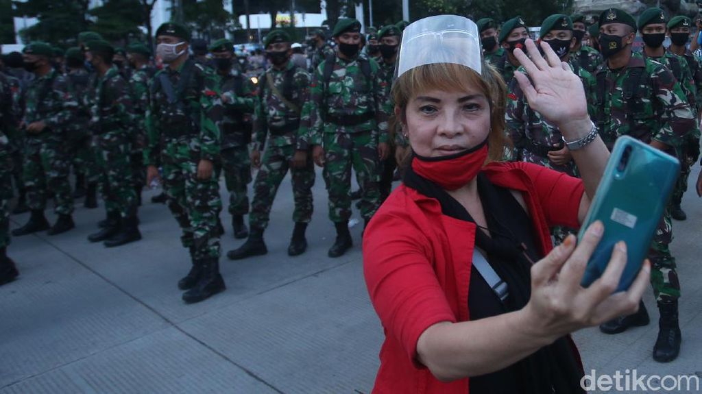 TNI Bubarkan Aksi Damai Buruh di Patung Kuda TNI Bubarkan Aksi Damai Buruh di Patung Kuda