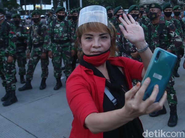 TNI Bubarkan Aksi Damai Buruh di Patung Kuda