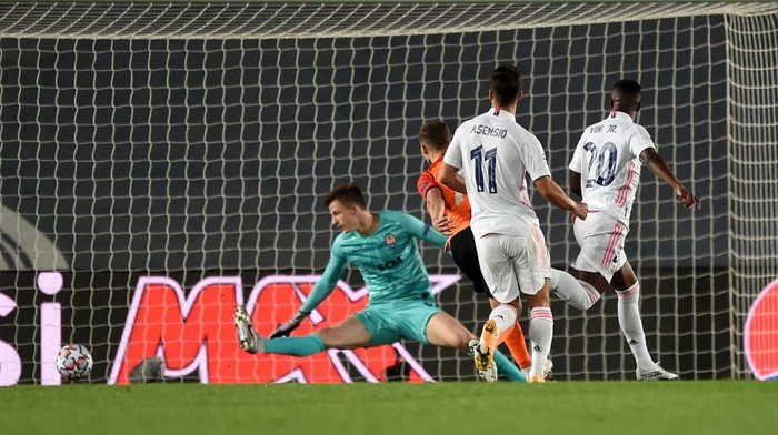 MADRID, SPAIN - OCTOBER 21: Vinicius Junior of Real Madrid scores his sides second goal during the UEFA Champions League Group B stage match between Real Madrid and Shakhtar Donetsk at Estadio Alfredo Di Stefano on October 21, 2020 in Madrid, Spain. The game will be played behind closed doors as a COVID-19 precaution.  (Photo by Denis Doyle/Getty Images)