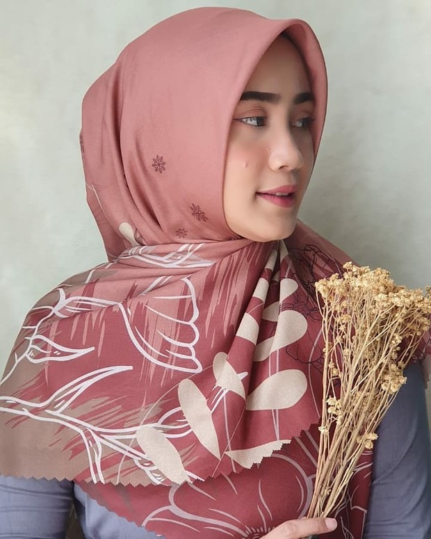 Rekomendasi Bahan Hijab Segi Empat dan Pashmina yang Wajib Kamu Punya!