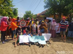 Ratusan Warga Sidoarjo Blokir Jalan Desak Pembangunan Perumahan Disetop