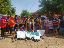 Ratusan Warga Sidoarjo Blokir Jalan Desak Pembangunan Perumahan Disetop