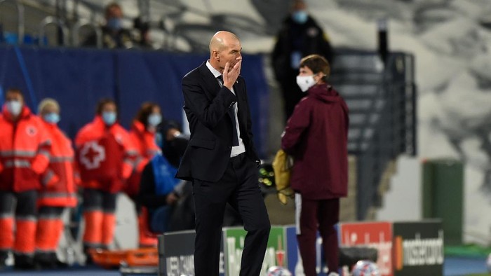 MADRID, SPAIN - OCTOBER 21: Zinedine Zidane, Head Coach of Real Madrid reacts during the UEFA Champions League Group B stage match between Real Madrid and Shakhtar Donetsk at Estadio Alfredo Di Stefano on October 21, 2020 in Madrid, Spain. The game will be played behind closed doors as a COVID-19 precaution.  (Photo by Denis Doyle/Getty Images)