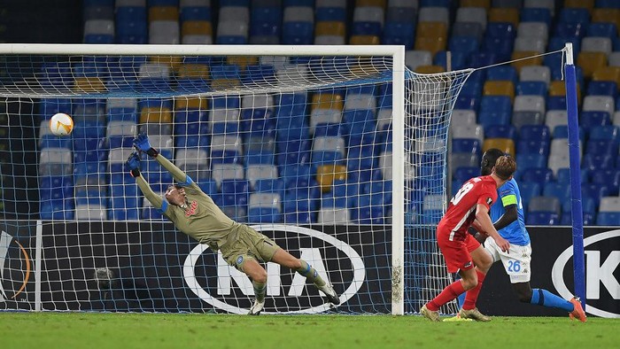 NAPLES, ITALY - OCTOBER 22: Dani de Wit of AZ Alkmaar scores the 0-1 goal during the UEFA Europa League Group F stage match between SSC Napoli and AZ Alkmaar at Stadio San Paolo on October 22, 2020 in Naples, Italy. (Photo by Francesco Pecoraro/Getty Images)