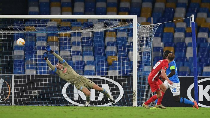 1281682429 NAPLES, ITALY - OCTOBER 22: Dani de Wit of AZ Alkmaar scores the 0-1 goal during the UEFA Europa League Group F stage match between SSC Napoli and AZ Alkmaar at Stadio San Paolo on October 22, 2020 in Naples, Italy. (Photo by Francesco Pecoraro/Getty Images)