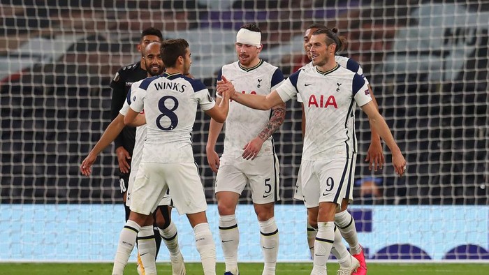 LONDON, ENGLAND - OCTOBER 22: Gareth Bale of Tottenham Hotspur celebrates with Harry Winks of Tottenham Hotspur after their sides second goal, an own goal scored by Andres Andrade of LASK(not pictured) during the UEFA Europa League Group J stage match between Tottenham Hotspur and LASK at Tottenham Hotspur Stadium on October 22, 2020 in London, England. Sporting stadiums around the UK remain under strict restrictions due to the Coronavirus Pandemic as Government social distancing laws prohibit fans inside venues resulting in games being played behind closed doors. (Photo by Catherine Ivill/Getty Images)